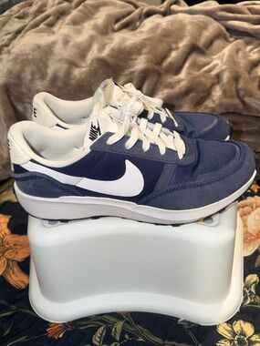 Nike Men’s 9.5 Navy and White Low-Top Sneakers